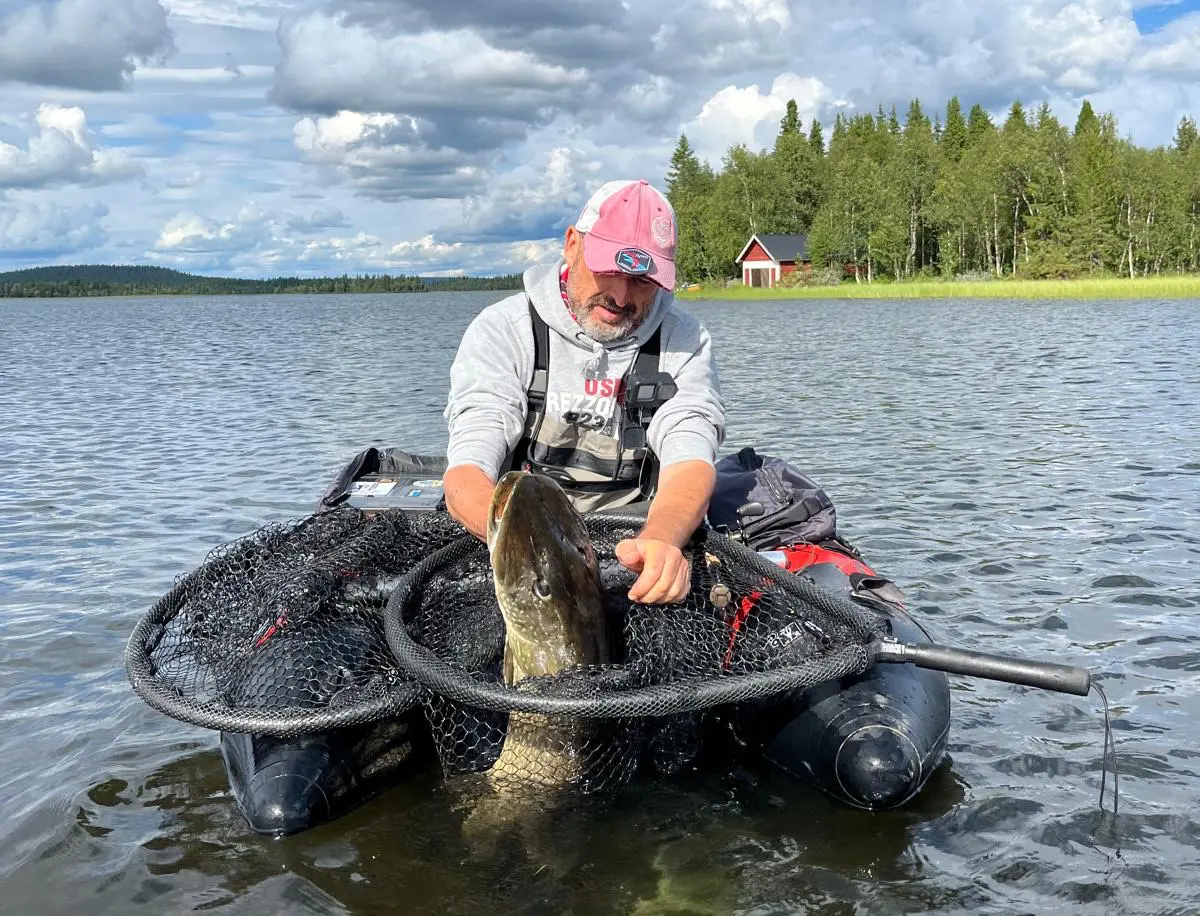 Bateau motorisé pour la pêche au Camp Juno, Suède